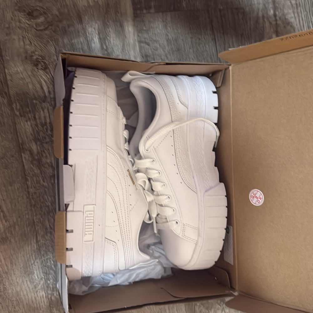 Size 8 brand new pump chunky sneaker white never worn with box